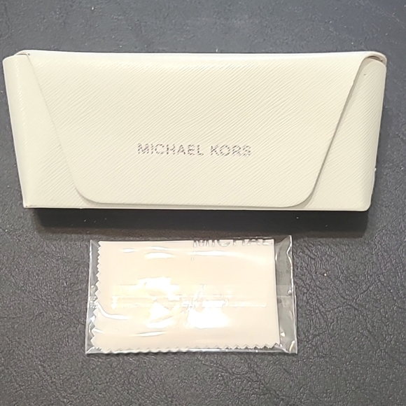 MICHAEL KORS White Eyeglass Case w/Cleaning Wipe - Picture 1 of 5